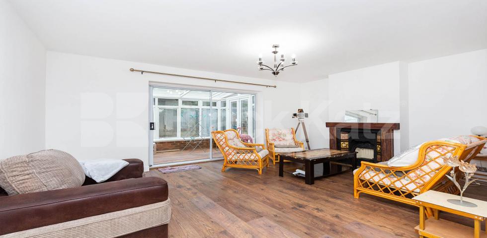 			SPACIOUS FAMILY HOME!, 3 Bedroom, 2 bath, 2 reception House			 Summers Lane, FINCHLEY